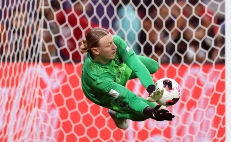 হাত ভাঙলেও টের পাননি গোলকিপার!