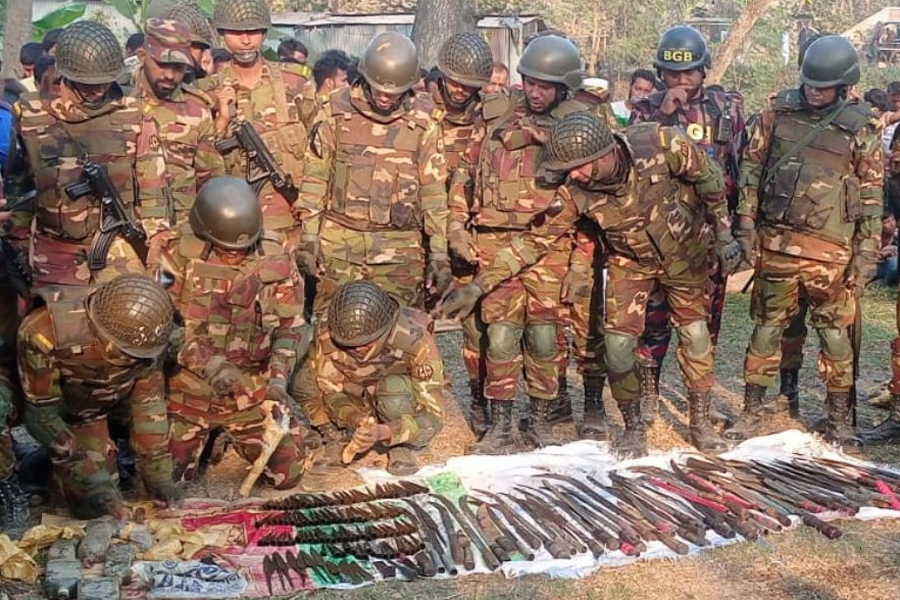 মহাসড়কের পাশে পুকুরে মিলল অস্ত্রের গুদাম