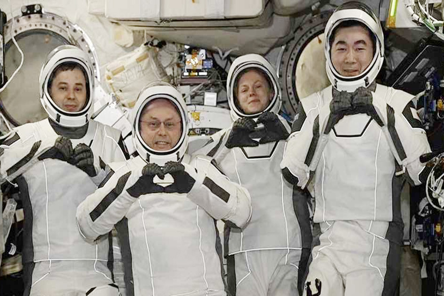 স্বাস্থ্যগত কারণে নিরাপদে পৃথিবীতে ফিরলেন ৪ নভোচারী