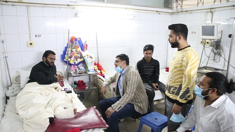 গণ অধিকার পরিষদ নেতা ফারুককে দেখতে হাসপাতালে ফয়সাল সালাম