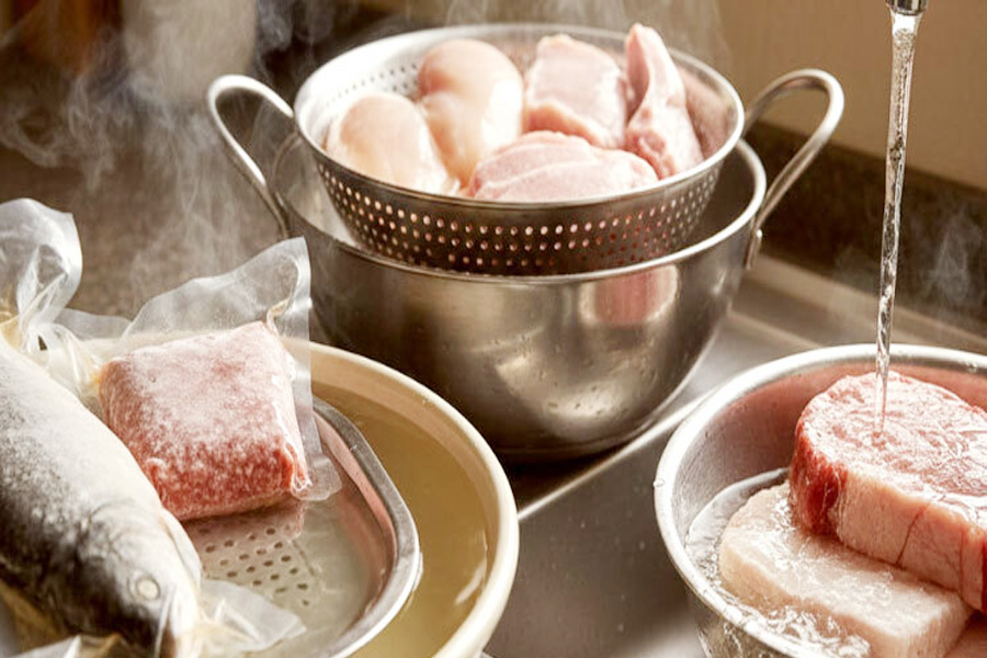ফ্রিজের বরফ জমা মাছ-মাংস দ্রুত গলানোর নিরাপদ কৌশল