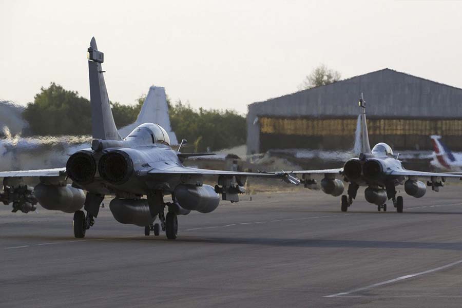 শর্ত দিয়ে যুক্তরাষ্ট্রকে বিমান ঘাঁটি দিল ফ্রান্স