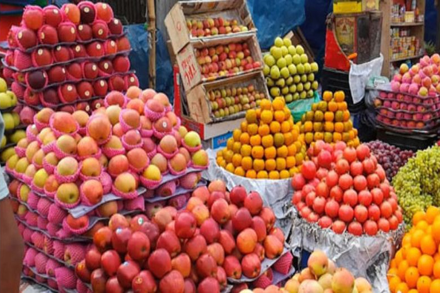 ফলের দাম কমেছে, তবে নাগালের বাইরে-ই রইল