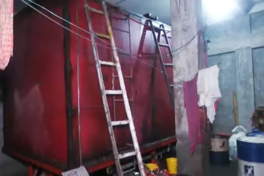 আবাসিক ভবনে ১৮ হাজার লিটার জ্বালানি তেল মজুত