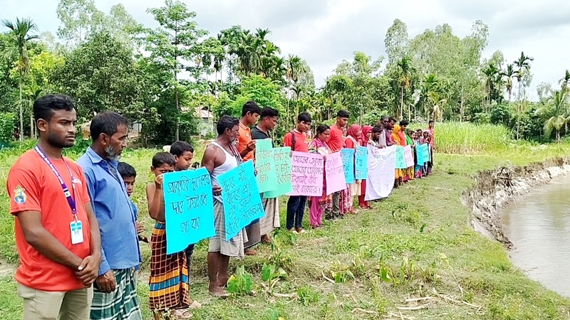 ফুলবাড়ীতে টেকসই বেড়িবাঁধ নির্মাণের জন্য গণস্বাক্ষর ও মানববন্ধন