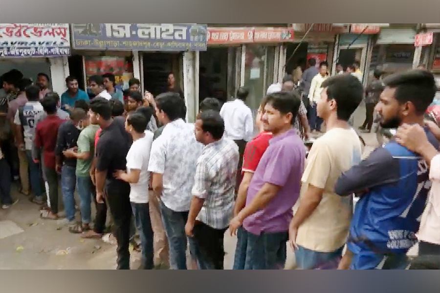 টিকিট কাটতে গাবতলী বাস টার্মিনালে উপচেপড়া ভিড়