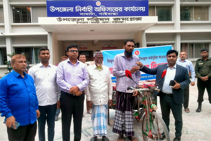 সাঘাটায় সমাজসেবা অধিদপ্তরের উদ্যোগে ২ ভিক্ষুকে অটোভ্যান বিতরণ