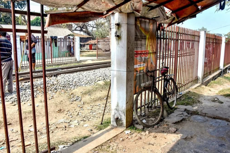 গাইবান্ধায় রেলওয়ের বাউন্ডারি কেটেছে দুর্বৃত্তরা