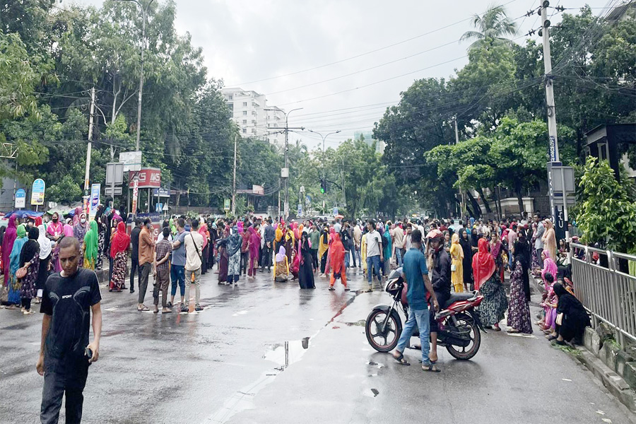 হঠাৎ গার্মেন্টস কারখানা বন্ধ, তেজগাঁওয়ে রাস্তা অবরোধ শ্রমিকদের