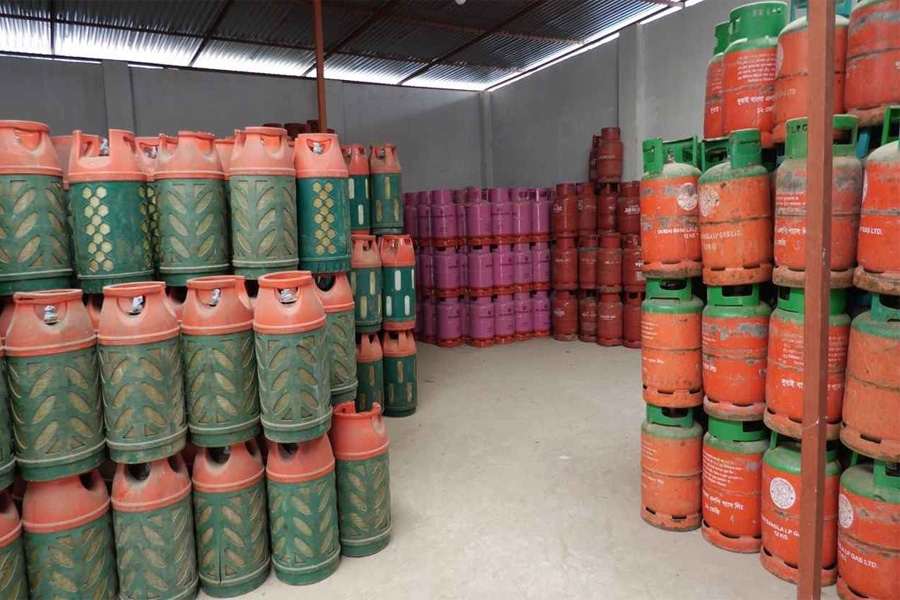 মজুত থাকলেও সংকট দেখিয়ে গ্যাস সিলিন্ডার বেশি দামে বিক্রি