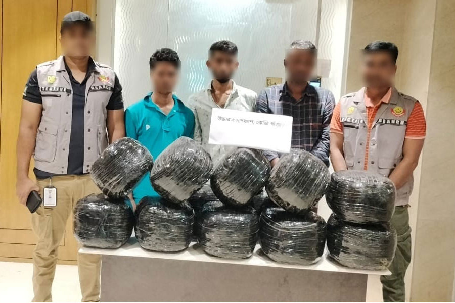 রাজধানীতে ৫০ কেজি গাঁজা ও কাভার্ড ভ্যানসহ গ্রেপ্তার ৩