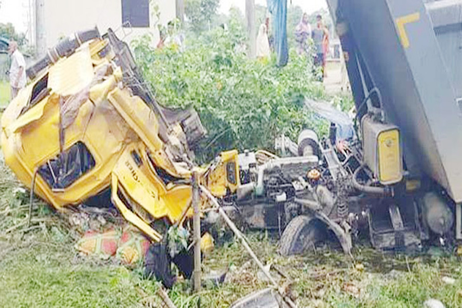 গাজীপুরে ট্রেনের ধাক্কায় ডাম্প ট্রাক চালকসহ নিহত ২