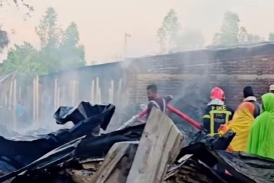 কোনাবাড়ীতে অগ্নিকাণ্ডে জুট গুদাম-কারখানা-কলোনি পুড়ে ছাই