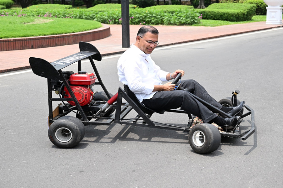 রিজয়ান রশীদের বানানো গো-কার্ট চালিয়ে দেখলেন প্রধানমন্ত্রী