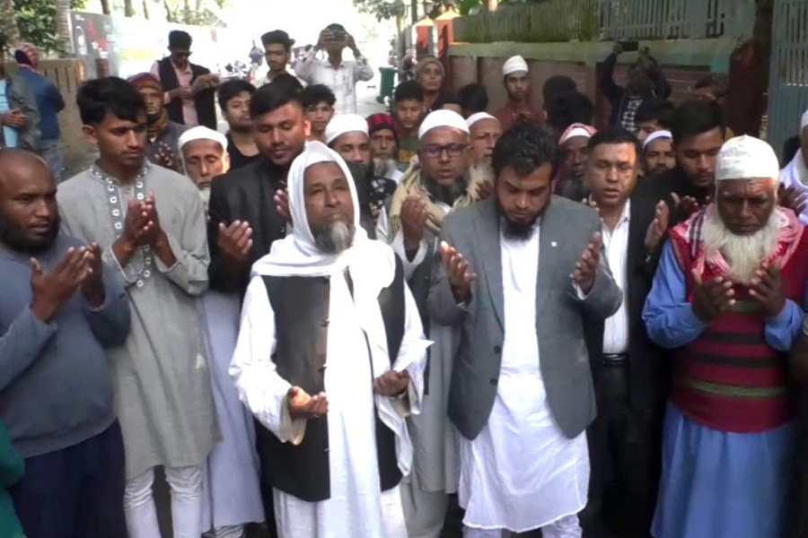 কবর জিয়ারত করে নির্বাচনী প্রচারণা শুরু সাবেক বিএনপি নেতার