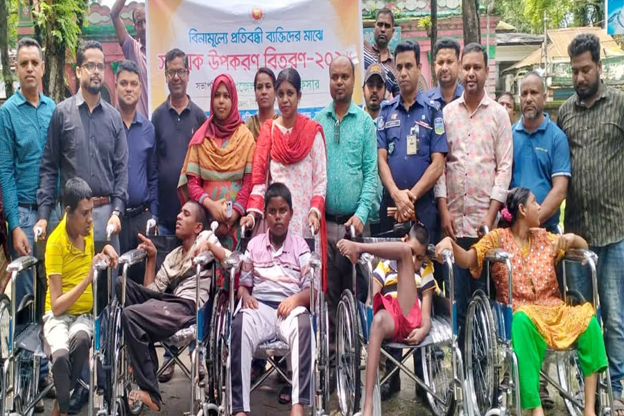 গৌরীপুরে প্রতিবন্ধীদের মাঝে হুইলচেয়ার বিতরণ