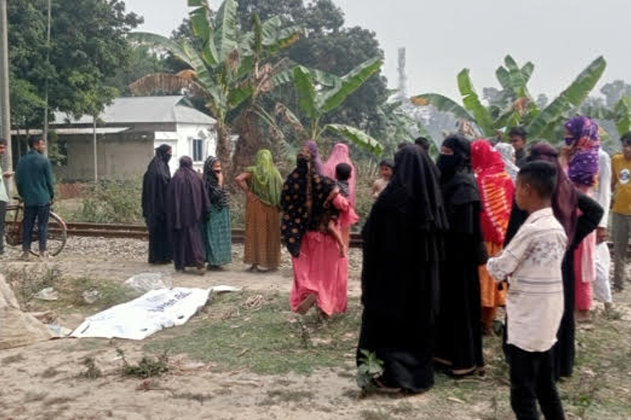 গৌরীপুরে ট্রেনের নিচে ঝাঁপিয়ে কলেজছাত্রীর আত্মহত্যা