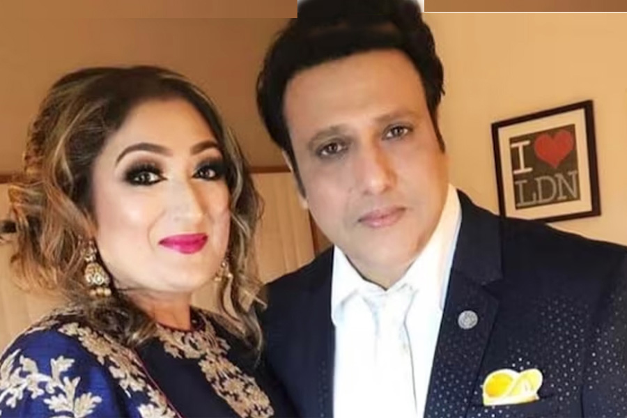 ডিভোর্স গুঞ্জনের মাঝে এয়ারপোর্টে দেখা মিলল গোবিন্দের