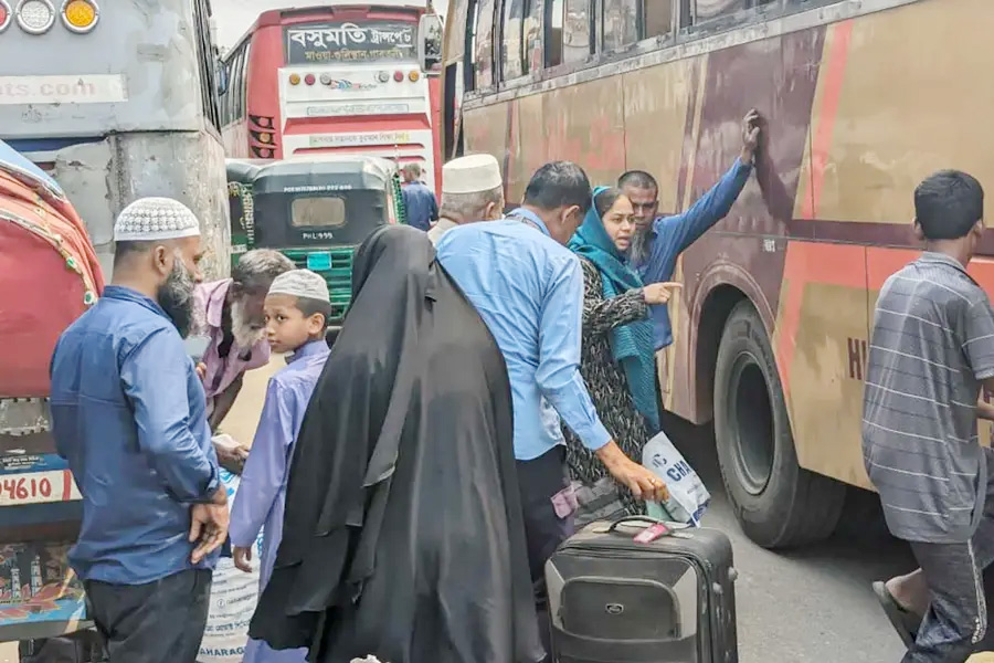 ঈদের ছুটির শেষে  ঢাকাফেরা মানুষের ঢল