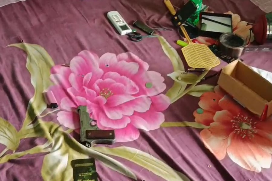 রাজশাহীতে ৯৯৯ কলের সূত্রে অভিযান, বিদেশি অস্ত্র ও গ্রেনেড উদ্ধার