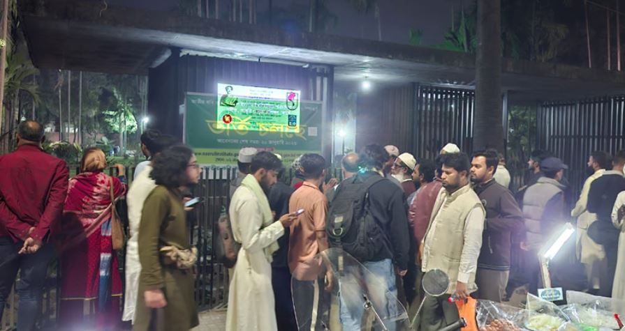 শহীদ ওসমান হাদির কবর দেখতে মানুষের ভিড়