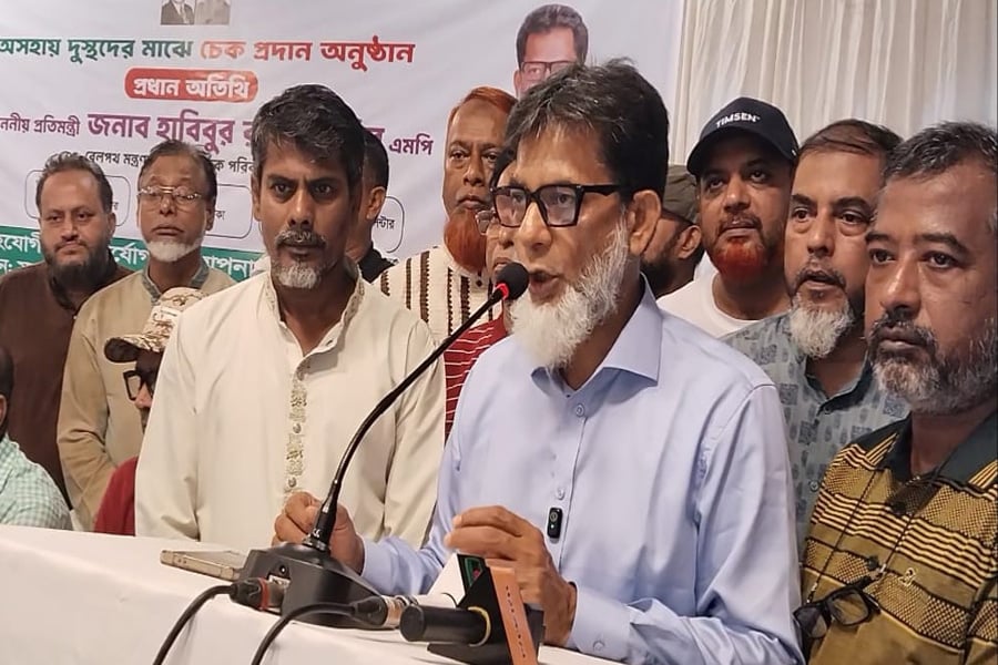 বাসাবো কমিউনিটি সেন্টারে দুস্থদের মাঝে চেক প্রদান অনুষ্ঠানে বক্তব্য দেন হাবিবুর রশিদ। ছবি: ভিওডি বাংলা
