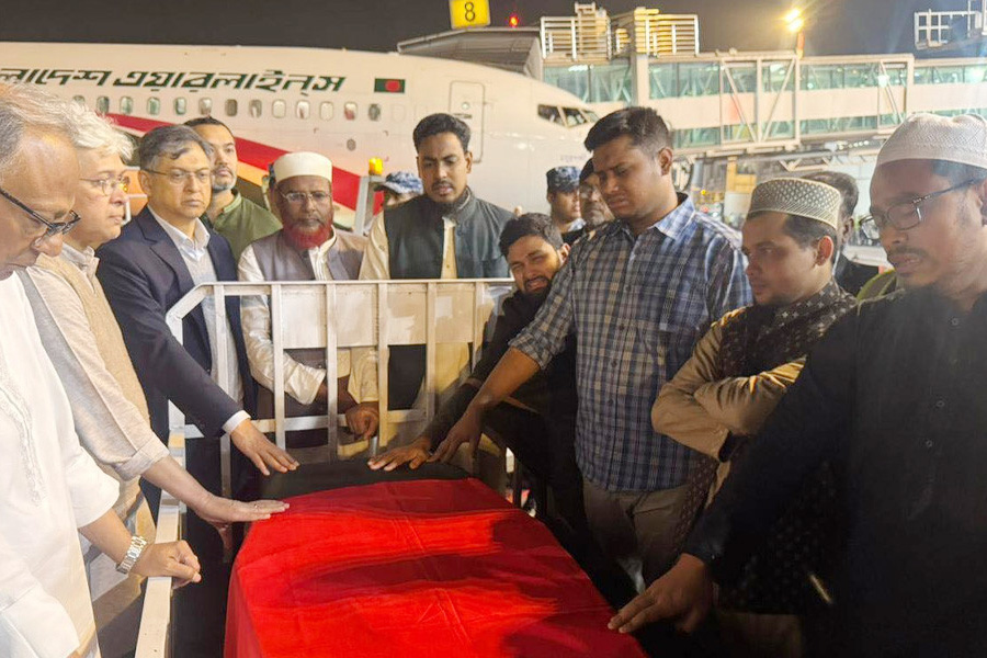 বিমানবন্দরে শহীদ ওসমান হাদির কফিনের পাশে বিশিষ্টজনরা