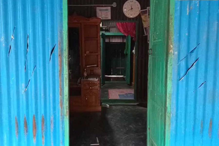 মাদারীপুরে দু'পক্ষের সংঘর্ষ, সাংবাদিক ও ইউপি সদস্যের বাড়ি ভাঙচুর