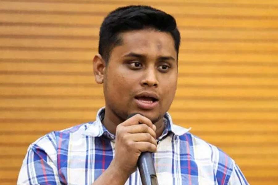 ‘রক্ত দিতে এগিয়ে থাকি, ক্ষমতায় গেলে হারিয়ে যাই’ : হাসনাত