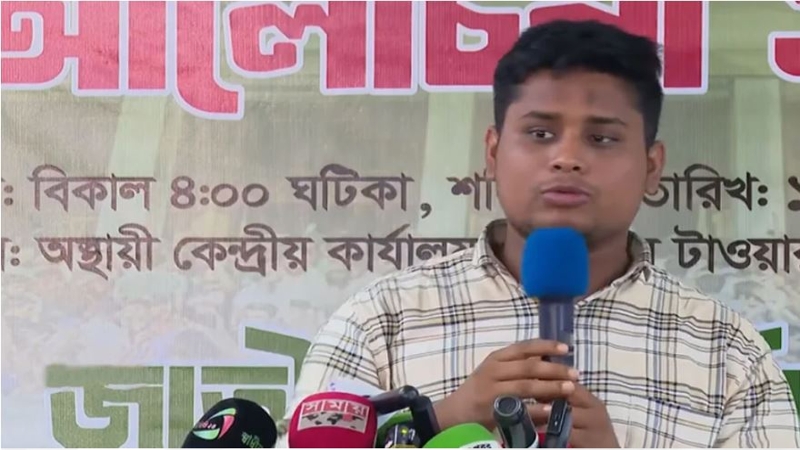 ড. ইউনূস সরকার লন্ডনে বেঁচে দিয়ে আসছে: হাসনাত