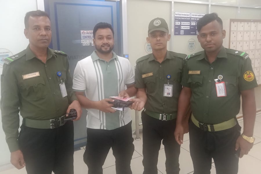 বিমানবন্দরে হারানো মানিব্যাগ উদ্ধার করল আনসার