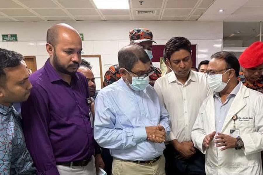 কদমতলীতে কারখানায় আগুন: দগ্ধদের দেখতে হাসপাতালে স্বাস্থ্যমন্ত্রী