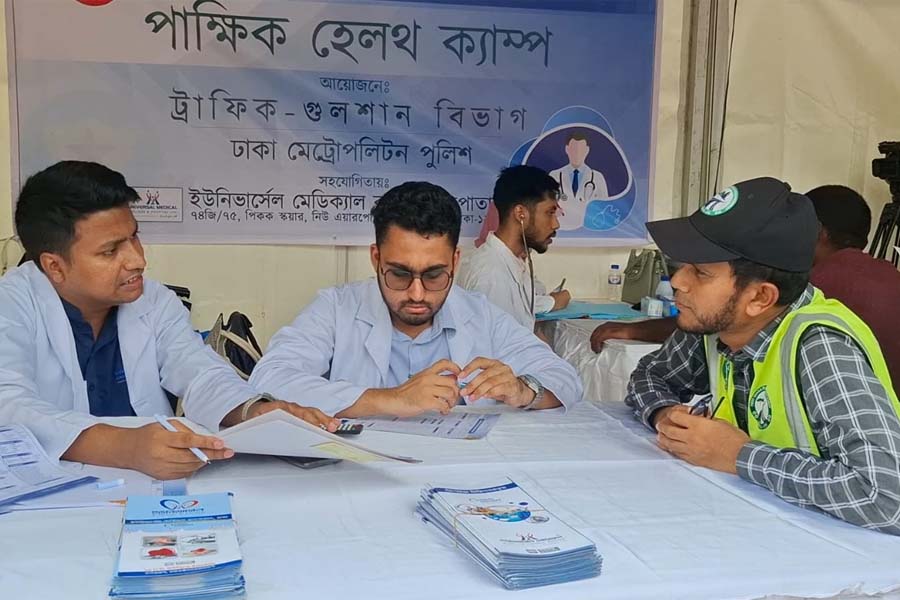 মহাখালীতে চালক-হেলপারদের জন্য ডিএমপির বিনামূল্যে স্বাস্থ্যসেবা