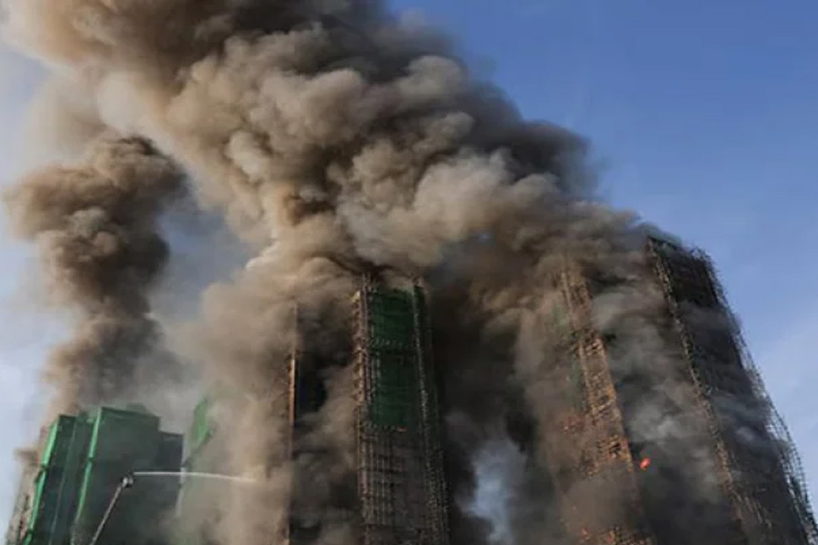 হংকং হাউজিং কমপ্লেক্সে ভয়াবহ অগ্নিকাণ্ডে নিহত বেড়ে ৯৪