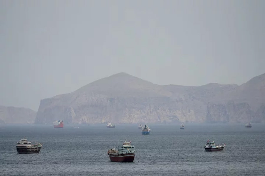 হরমুজ প্রণালীতে জাহাজ চলাচলে টোল আদায় শুরু করলো ইরান