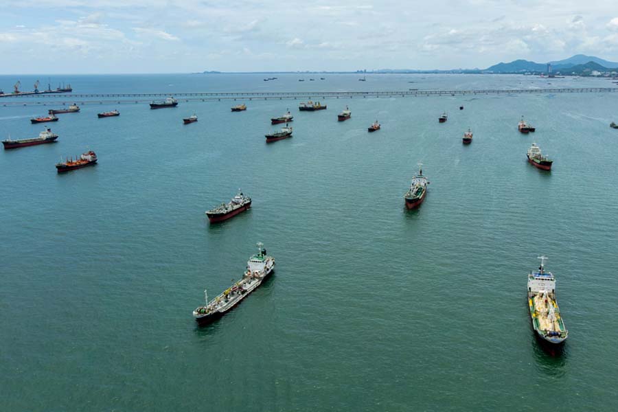 হরমুজ প্রণালি পার হওয়ার অপেক্ষায় ৩ হাজার জাহাজ