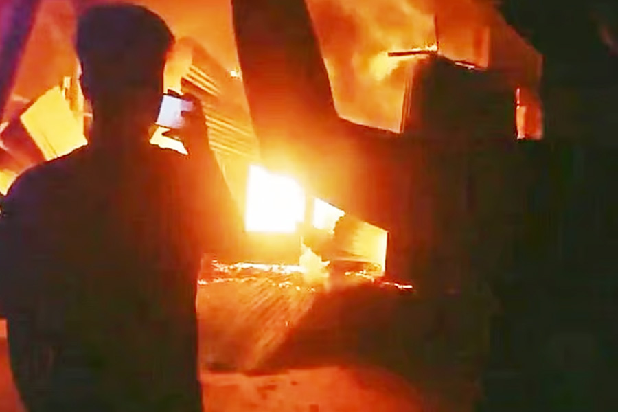 দোহারে ৩ সন্তানকে বাঁচিয়ে আগুনে প্রাণ গেল দম্পতির