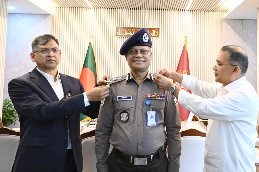 আইজিপিকে র‌্যাঙ্ক ব্যাজ পরাচ্ছেন প্রধানমন্ত্রী