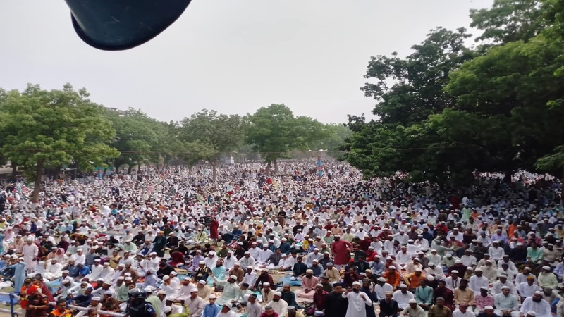 শান্তিপূর্ণভাবে ঈদের জামাত অনুষ্ঠিত, ৪ লক্ষা‌ধিক মুসুল্লীর নামাজ আদায়