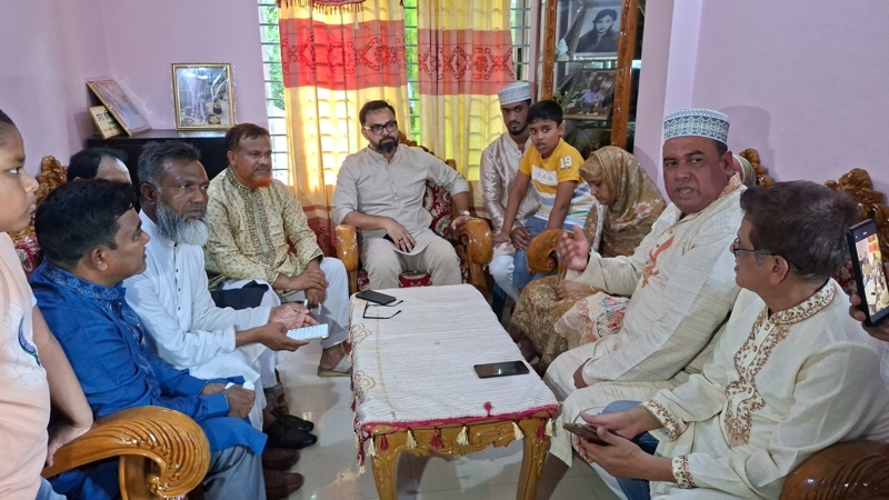 নিহত সারিয়ার পরিবারের পাশে বিএনপি নেতা আমিনুল হক
