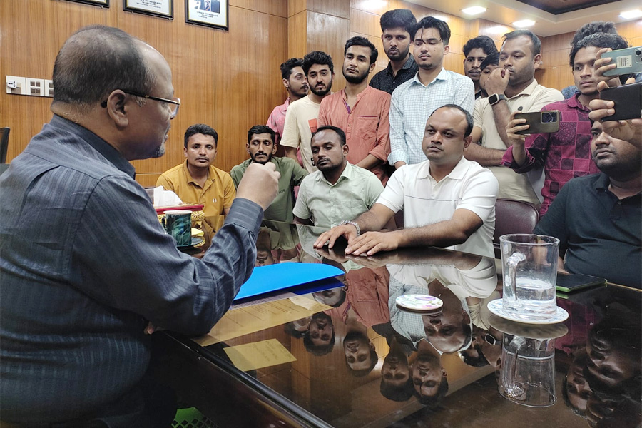 মহাসড়ক, রেল যোগাযোগ চালুর দাবিতে ইবি ছাত্রদলের স্মারকলিপি