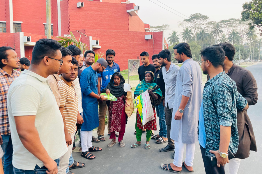 বাকৃবির ছিন্নমূল মানুষের মাঝে ছাত্রদল আহ্বায়কের ইফতার বিতরণ