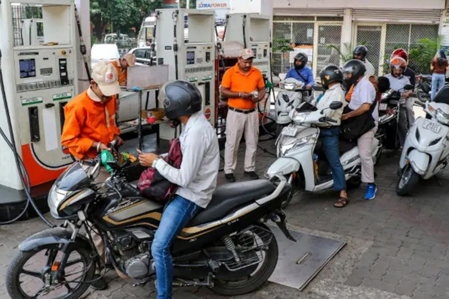 ভারতে ফের বাড়ল জ্বালানি তেলের দাম
