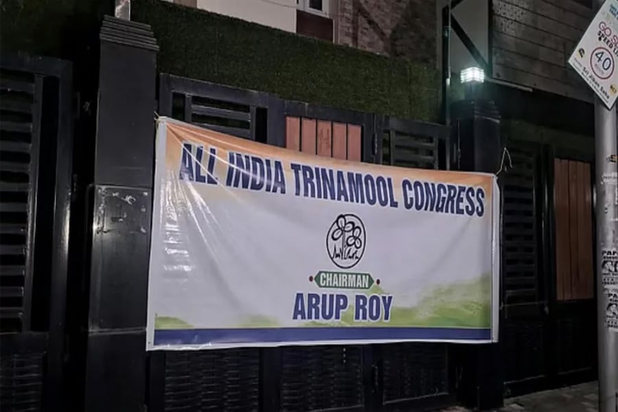 কলকাতার তৃণমূল ভবনে নতুন ব্যানার টাঙিয়ে অবস্থান নেয় বিদ্রোহী নেতাকর্মীরা। ছবি: সংগৃহীত