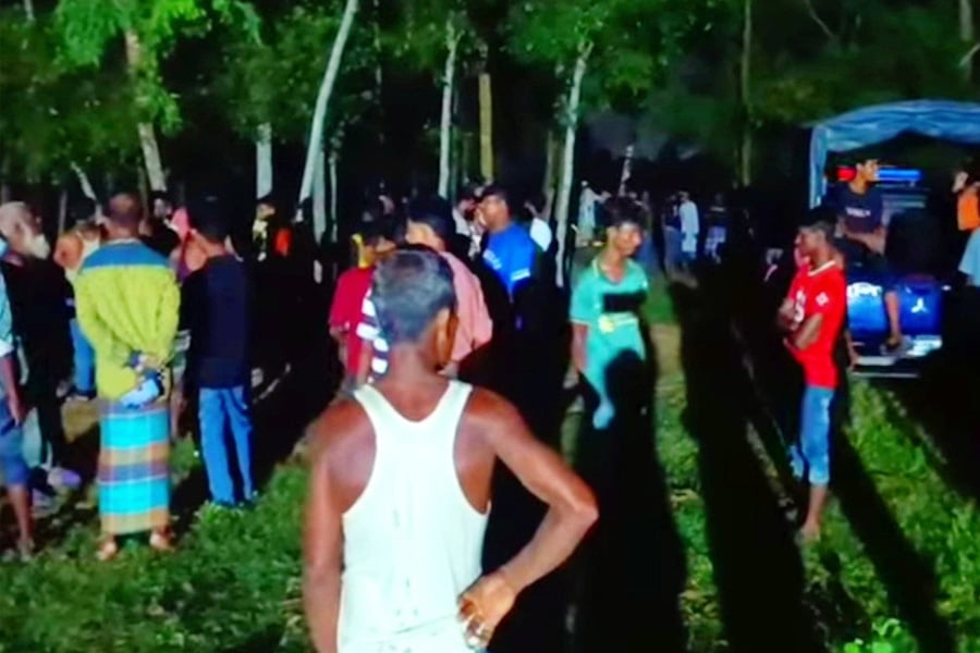 চৌদ্দগ্রামের সীমান্ত এলাকায় নারীর মরদেহ উদ্ধারের পর ঘটনাস্থলে স্থানীয় লোকজন ও পুলিশ। ছবি: সংগৃহীত