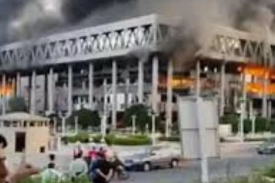 ইরানে তীব্র বিক্ষোভ, রাষ্ট্রীয় টেলিভিশন ভবনে আগুন