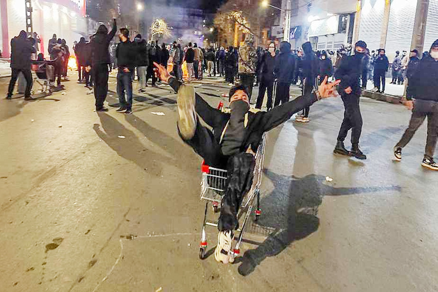 ইরানে বিক্ষোভ দমনে কঠোর সরকার, নিহত ২শ’