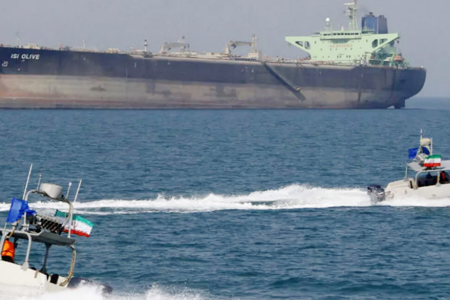চোরাই তেলবাহী বিদেশি ট্যাংকার জব্দ করেছে ইরান