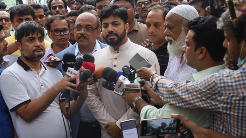 আন্দোলনকে ভিন্ন খাতে নিতে পরিকল্পিত হামলা: ইশরাক হোসেন