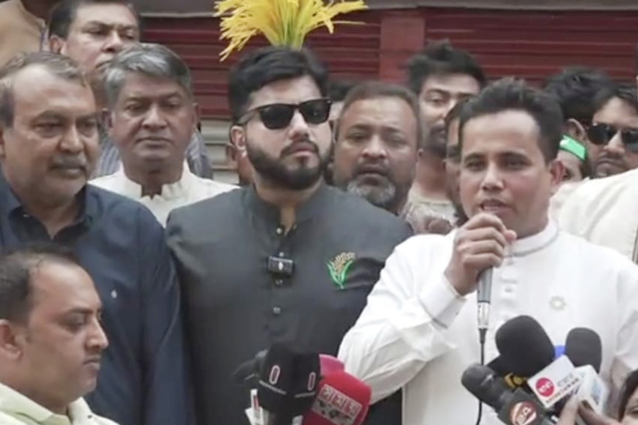 প্রার্থিতা প্রত্যাহার করে ইশরাককে সমর্থন দিলেন ফখরুল